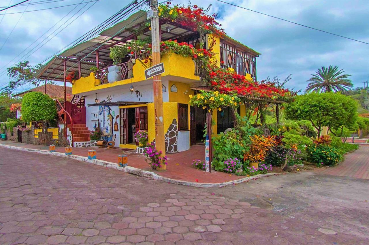 Casa Del Lago Lodging House Puerto Ayora  Exterior photo